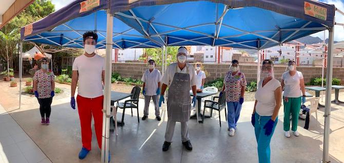 El personal de residencia y ayuda a domicilio recibe material de protección.