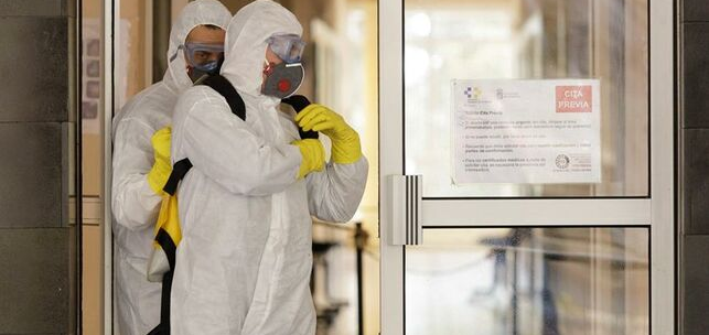 Personal de la Unidad Militar de Emergencias realiza labores de desinfección este sábado en centros de Salud y de mayores de la capital tinerfeña EFE/Ramón de la Rocha