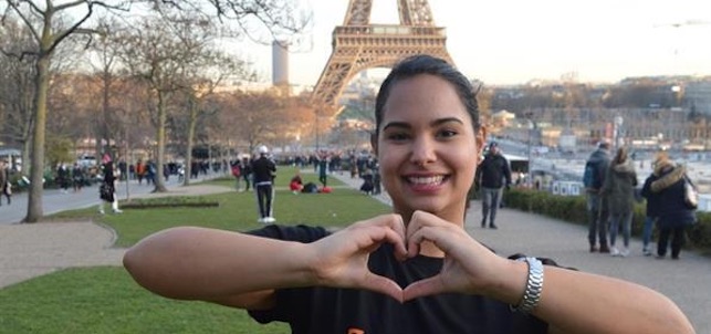 Foto en París de Aurora Umpiérrez, promotora turística de Fuerteventura en Francia, cedida por su protagonista. EFE