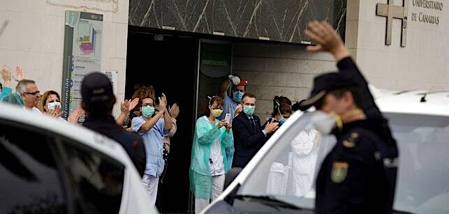 Policías y Protección Civil rinden homenaje a los sanitarios y pacientes del HUC EFE