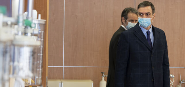 Pedro Sánchez con mascarilla en la visita a la empresa Hersill en Móstoles. Pool Moncloa