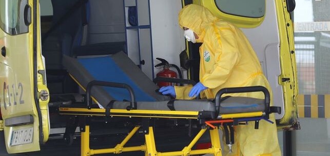Personal del Servicio Canario de Salud prepara este jueves una ambulancia en la puerta de Urgencias del Hospital Universitario Insular de Gran Canaria. EFE/ Elvira Urquijo A.