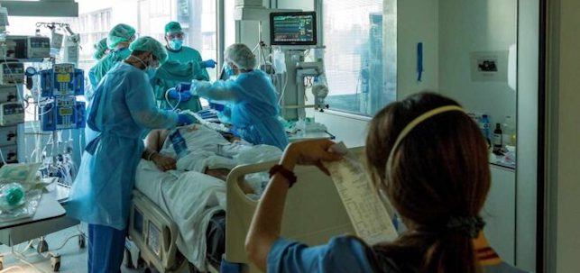 Sanitarios desbordados atendiendo a pacientes Covid. EFE