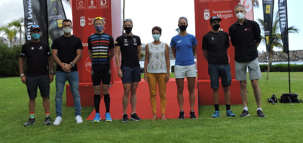 La alcaldesa de Mogán, Onalia Bueno, con algunos de los profesionales en línea de meta. De izquierda a derecha: Jordi González, director de la prueba; Luis Miguel Becerra, concejal de Deportes de Mogán; Pieter Heemeryck; Lisa N