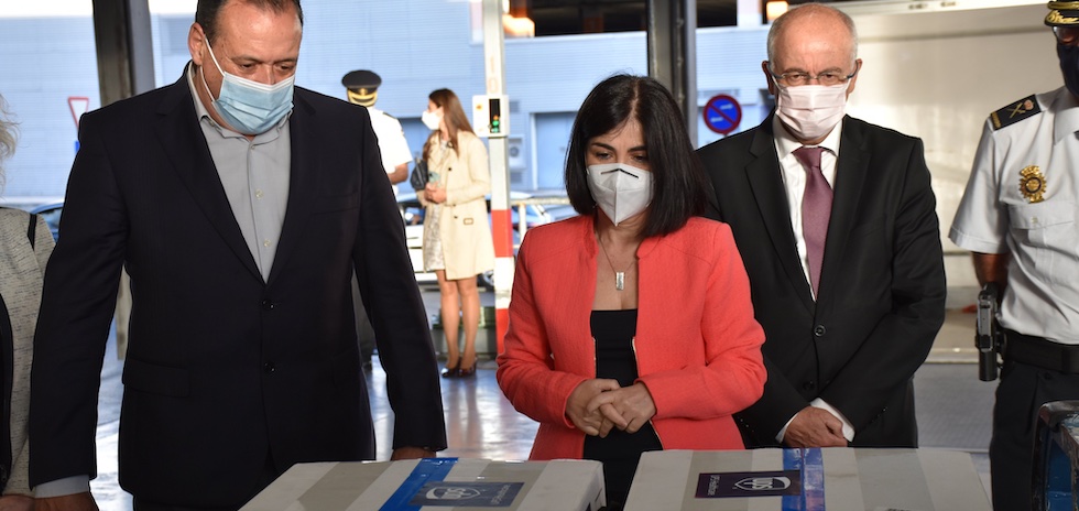 La ministra de  de Sanidad ha asistido hoy a la recepci&oacute;n de nuevas vacunas de Pfizer/BioNTech en el aeropuerto de Gran Canaria