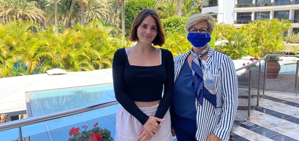 Andrea Duro y Nicole Schaffers, directora general de Seaside Palm Beach.