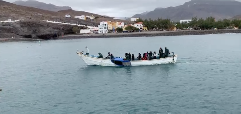 Patera llegando a La Aldea.