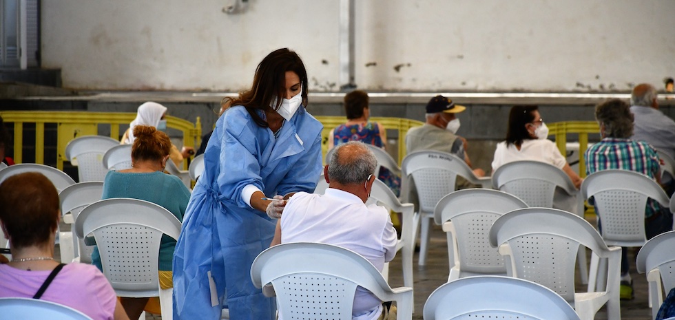 Vacunación contra la covid-19 en Mogán.