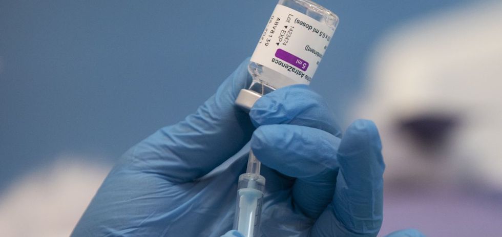 Una profesional sanitaria sostiene una jeringuilla con un vial de la vacuna contra la COVID-19 de AstraZeneca. Europa Press