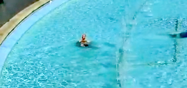 Nadando en la fuente.