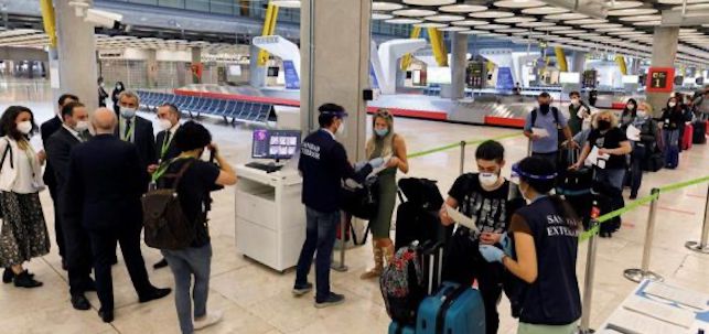 Controles en aeropuertos. EFE