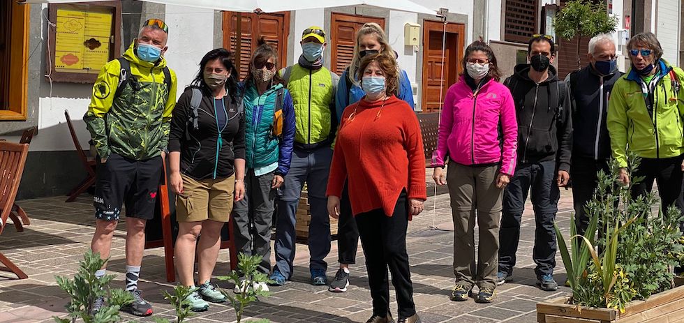 Los nueve turoperadores italianos con Serafina Suárez propietaria del Hotel Rural Fonda de La Tea.