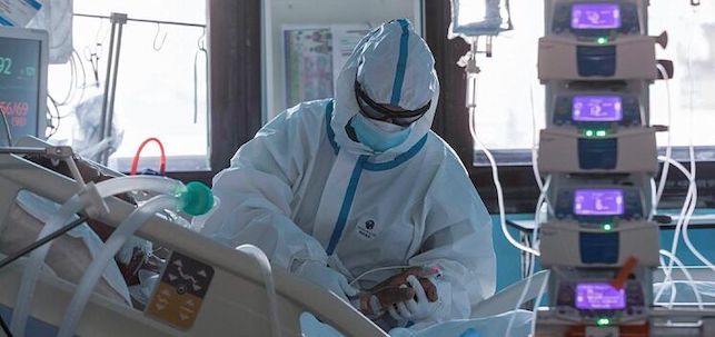 Personal sanitario en la UCI. EFE