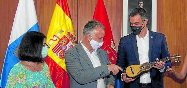 Pedro Sánchez y Carolina Darias, con el presidente canario, Ángel Víctor Torres. Foto: Efe