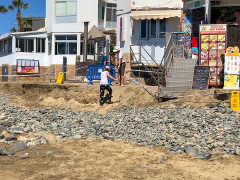 El mar invade los locales comerciales del Oasis