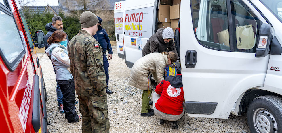 Descarga y entrega de la ayuda humanitaria. ACFI PRESS
