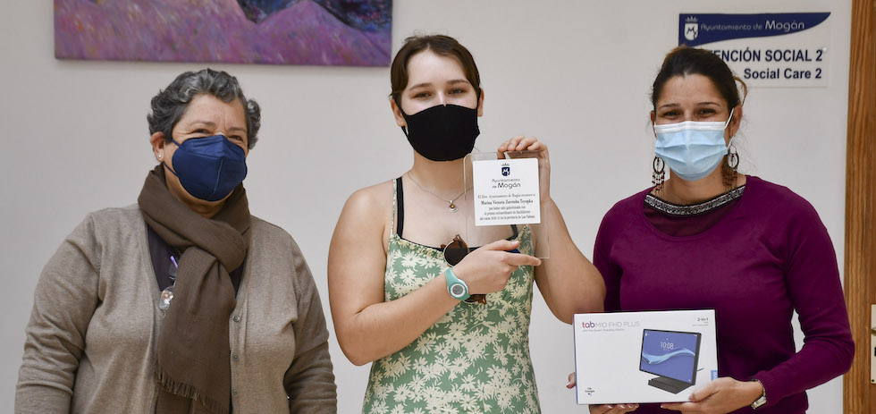 Lidia Pulido, Marina Victoria Zaremba, y la concejala Tania Alonso