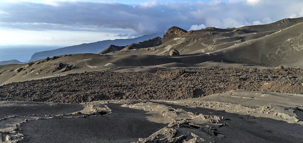 Vista del cono del volc&aacute;n. ACFI PRESS