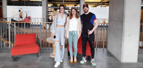 Adrián Lastra y Clara Chaín junto a Nadine Weber, del Departamento de Marketing de Salobre Hotel Resort & Serenity