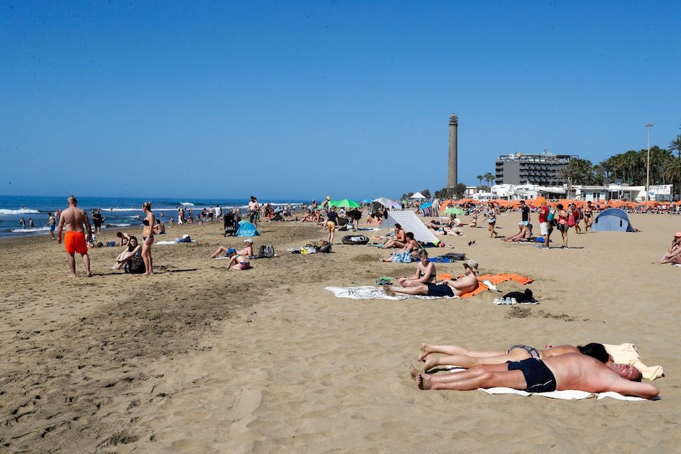 Turistas en la playa de Maspalomas, este jueves Santo.