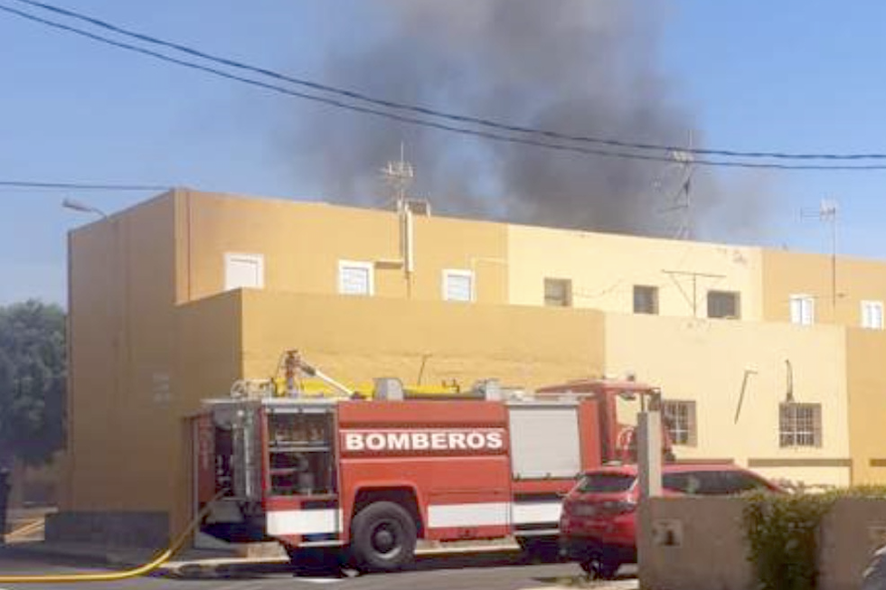 Los efectivos de bomberos extinguieron las llamas y ventilaron el inmueble