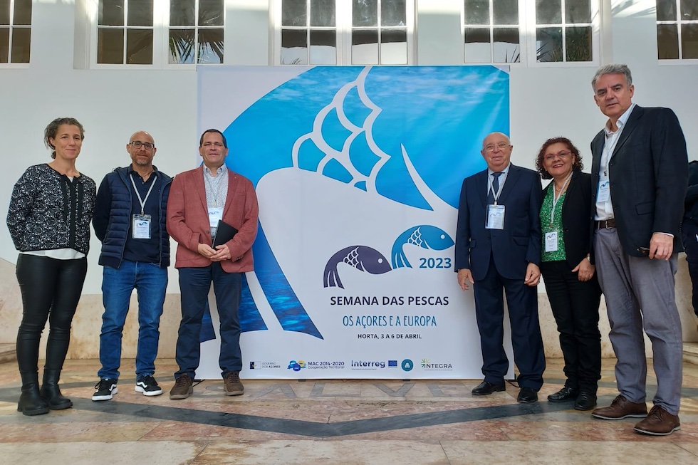 El director general de Relaciones Exteriores, Juan Francisco Trujillo (a la derecha), junto al presidente de Azores, José Manuel Bolieiro (en el centro), y el director de Asuntos Europeos de Azores, Carlos Pacheco Amaral (a la izquierda).