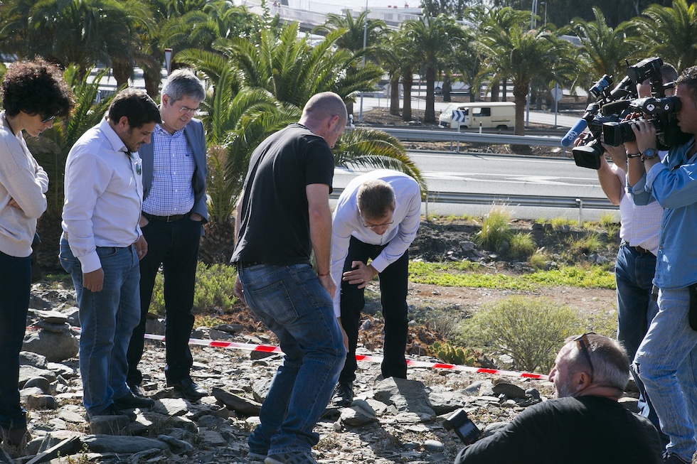 Marco Aurelio Pérez con técnicos especialistas en la zona de El Veril. MASPALOMAS AHORA