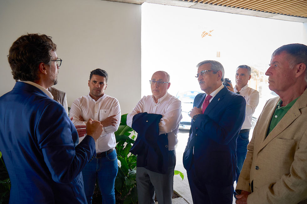 Nicolás Villalobos dialoga con los candidatos de NC antes de la reunión. MASPALOMAS AHORA