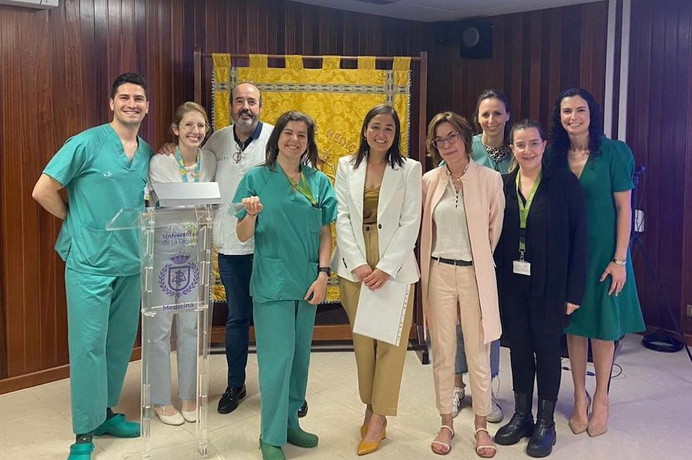 Dermatólogos del HUC en la defensa de tesis de María Arteaga