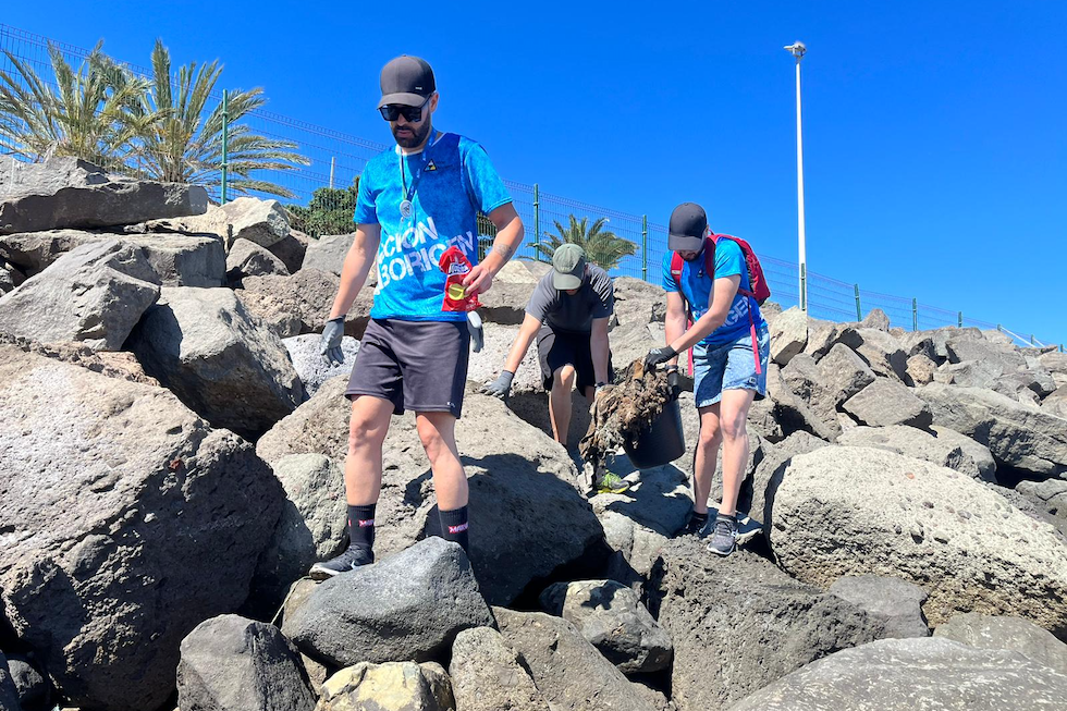 Jornada de limpieza en la playa de Las Marañuelas