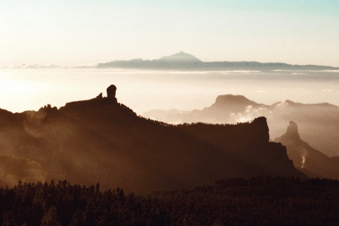 Cielos poco nubosos. Imagen de archivo