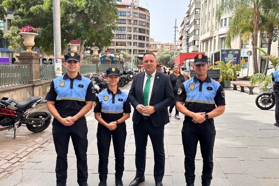 El alcalde, Manuel González, junto a los nuevos agentes