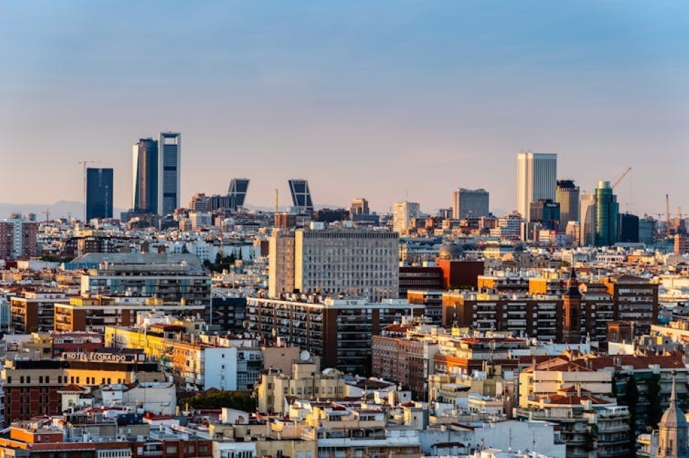 Vista panorámica aérea del centro de Madrid al atardecer, 2020. JJFarq/Shutterstock