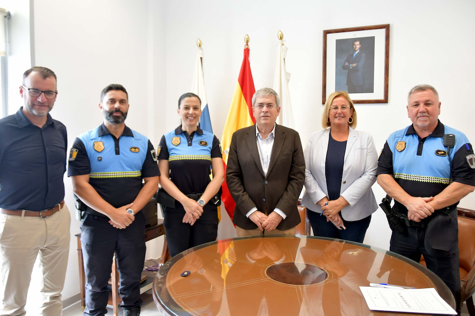Guacimara Medina toma posesión con nueva oficial de la Policía Local.