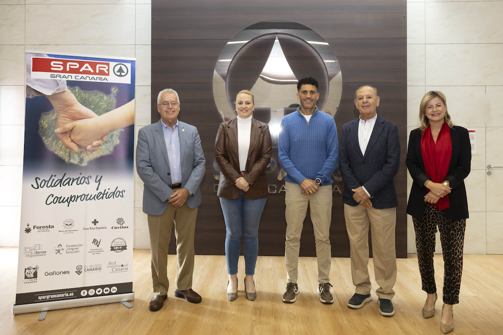 La directiva de Spar Gran Canaria y la Asociación tras la renovación del acuerdo