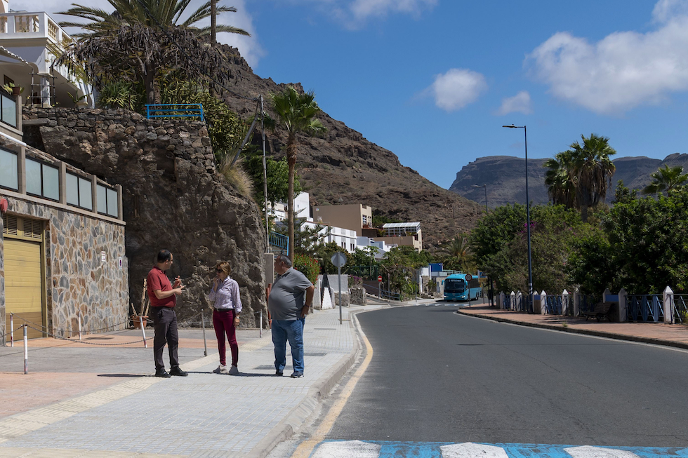 Onalia Bueno, Ernesto Hernández y Víctor Gutiérrez durante la visita a la avenida El Marinero.