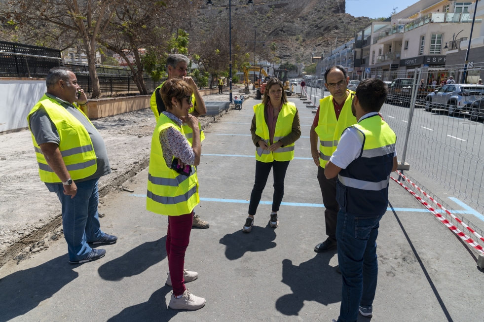 Alcaldesa, concejales Tania Alonso, Ernesto Hernández, Víctor Gutiérrez, con personal de la empresasa adjudicataria de los trabajos
