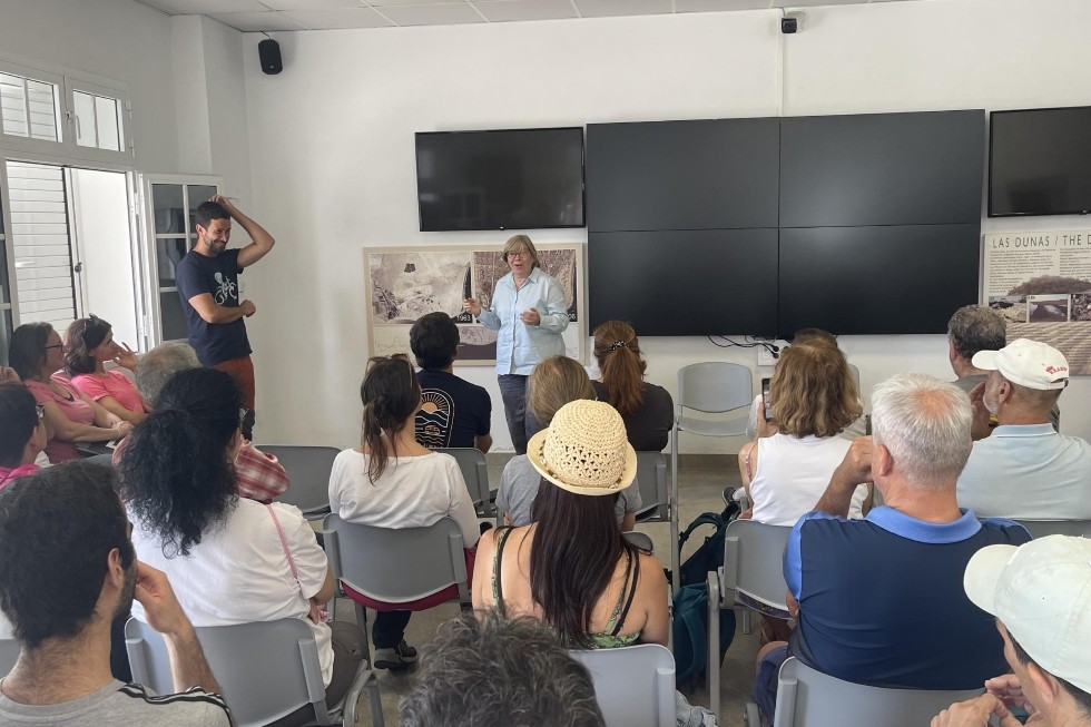 La profesora y arqueóloga Amelia Rodríguez expuso los trabajos arqueológicos realizados en los espacios interdunares de Las Dunas