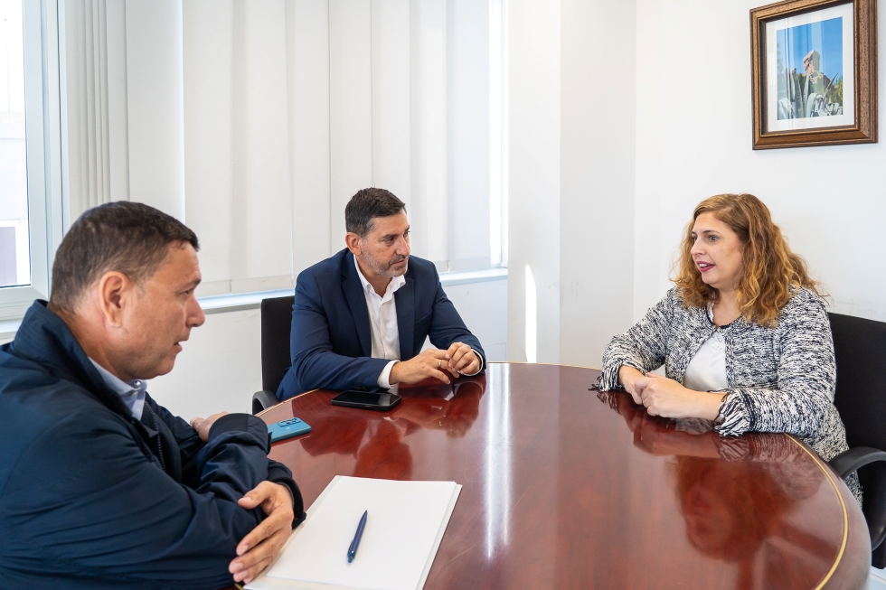 Dimas Sarmiento y Alejandro Marichal junto a Isabel Mena, consejera de Bienestar Social, Igualdad, Infancia y Familias del Cabildo Insular