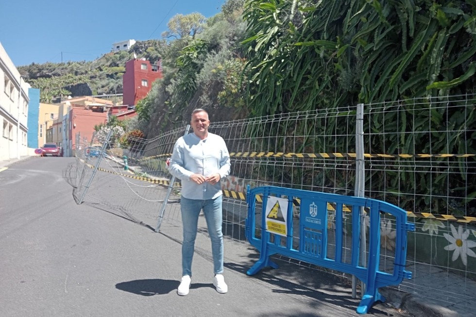 El Ayuntamiento actúa de emergencia en Tazacorte para garantizar la seguridad de los vecinos de la calle Medina Quesada ante el riesgo de desprendimientos