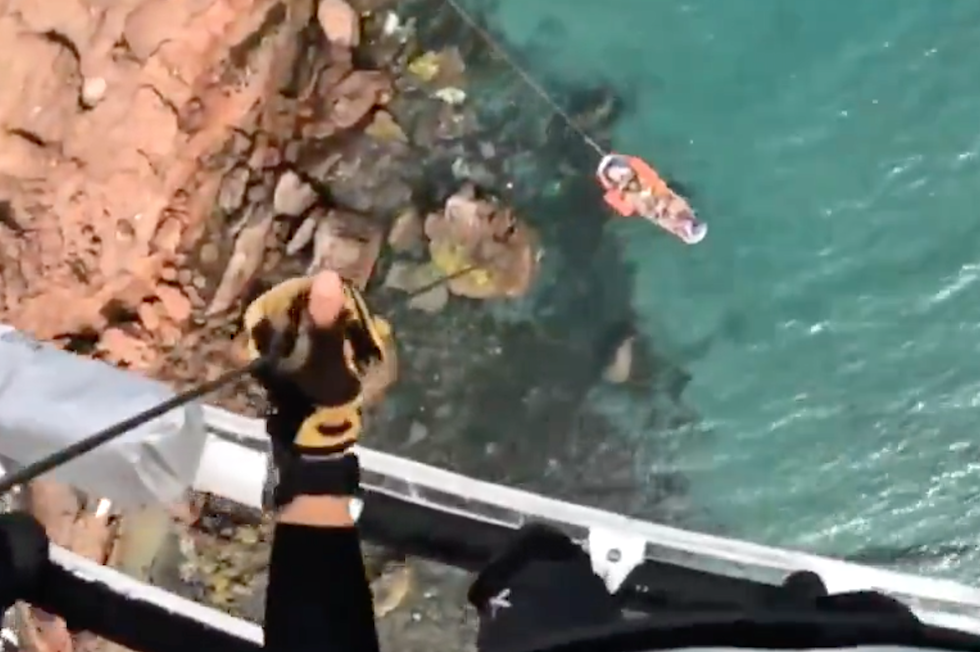 Rescatado en helicóptero un pescador con problemas de salud en la costa de Ingenio