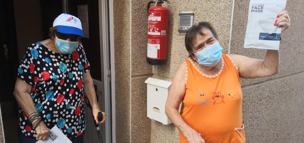 Entrega de mascarillas a los usuarios de servicios del área de Tercera Edad del Ayuntamiento de Mogán