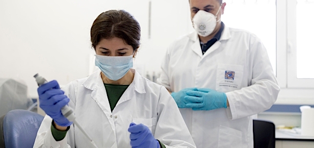 Elizabeth Córdoba y Jacob Lorenzo, investigadores del Instituto Universitario de Enfermedades Tropicales. (RAMÓN DE LA ROCHA)
