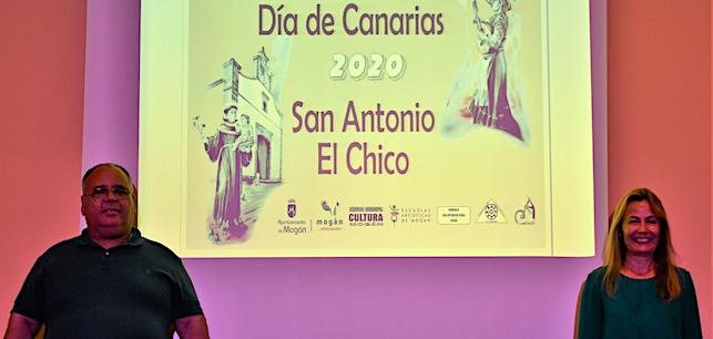 La edil Consuelo Diaz y el parroco F rancisco García tras presentar el programa de contenidos del Día de Canarias y San Antonio El Chico 2020.