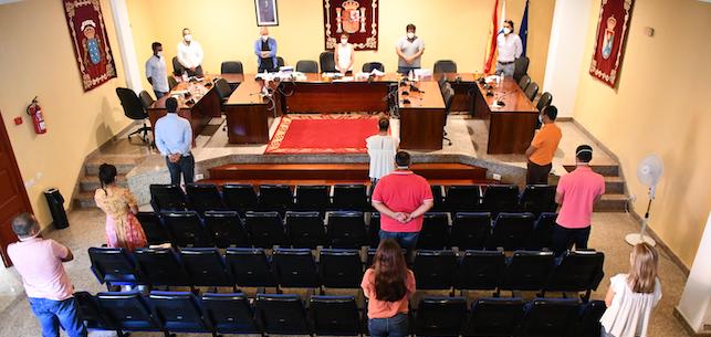 Minuto de silencio por las v&iacute;ctimas del coronavirus en el Pleno de Mog&aacute;n.