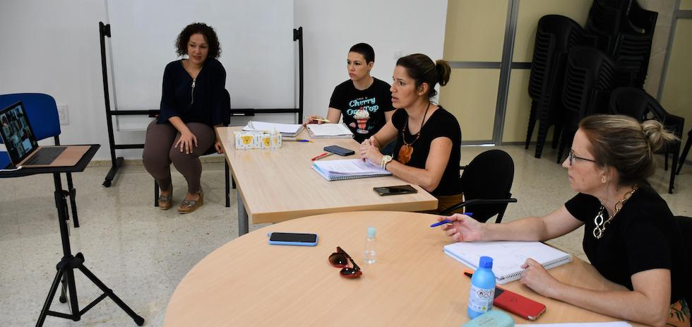 La edil Alonso (centro) y  parte de l equipo de Educación durante la celebración del segundo Consejo Escolar Municipal telemático en Mogán