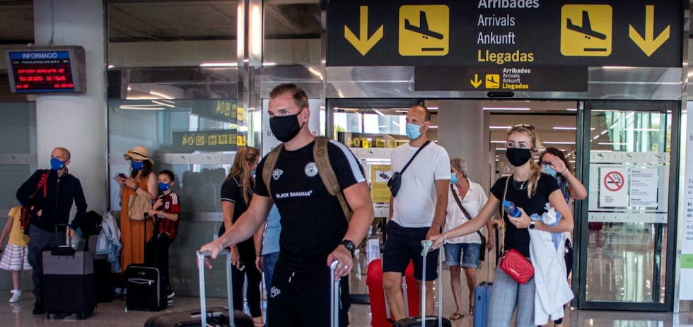 Viajeros en el aeropuerto. EFE