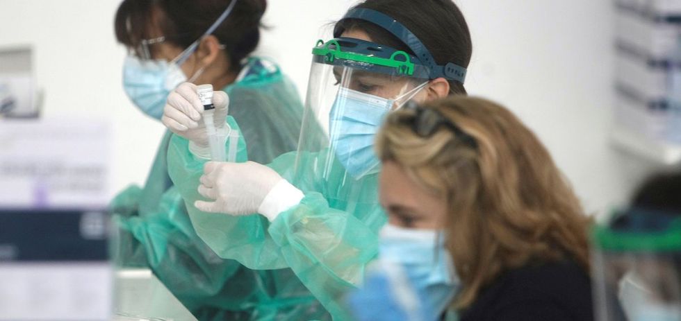 Sanitarios con los Equipos de Protecci&oacute;n Individual. EFE