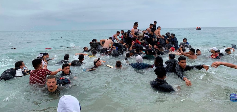 Un grupo de migrantes trata de alcanzar la costa de Ceuta a primera hora de la ma&ntilde;ana de este martes.