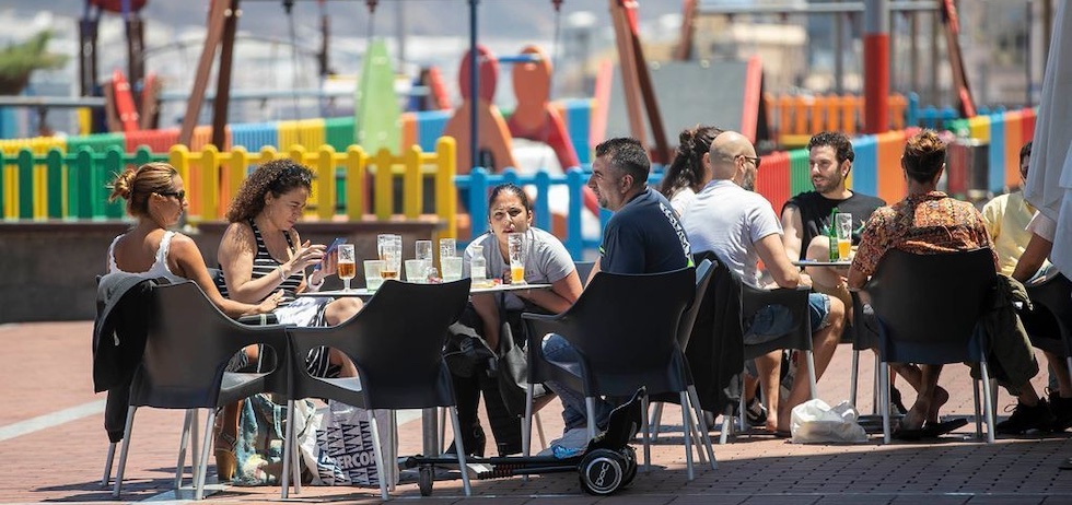Reunión de personas en una terraza de Las Palmas de Gran Canaria.